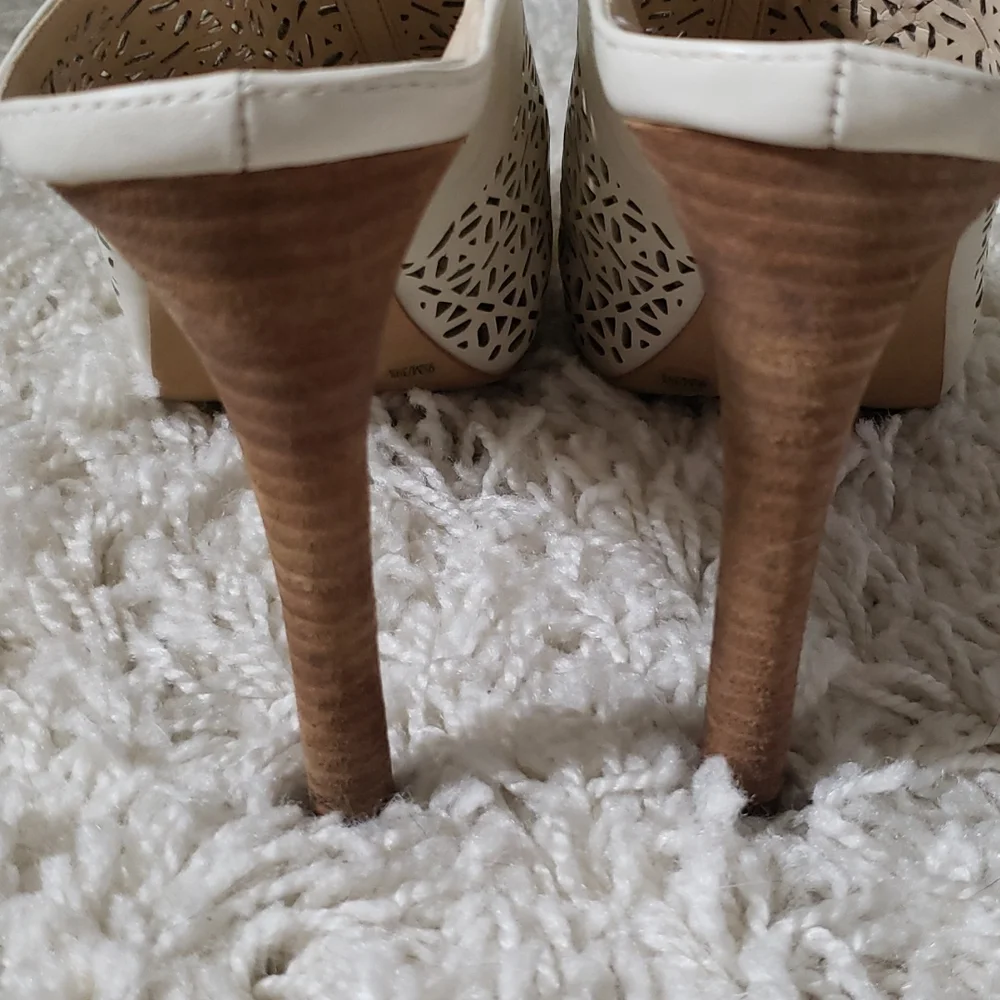 VINCE CAMUTO leather platform sandals